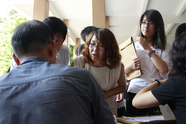 新生报到,父母也认真询问 新生报到,父母也认真询问