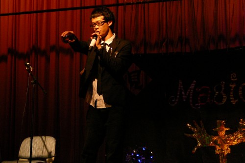 嘉炜在魔术协会嘉年华中表演魔术