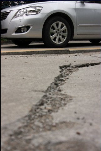 偶有路面施工影响而开裂