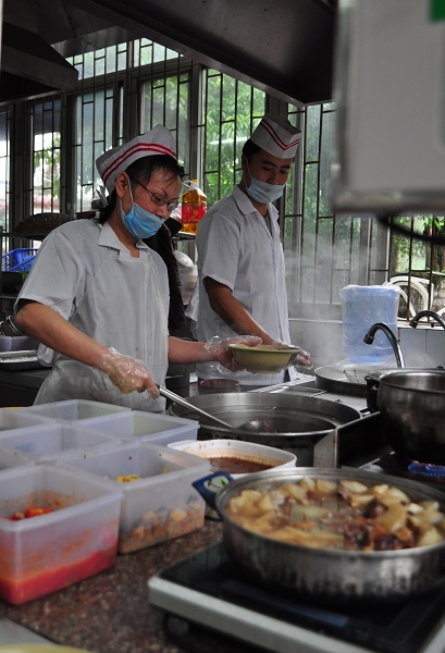 饭堂煮面“夫妻档”