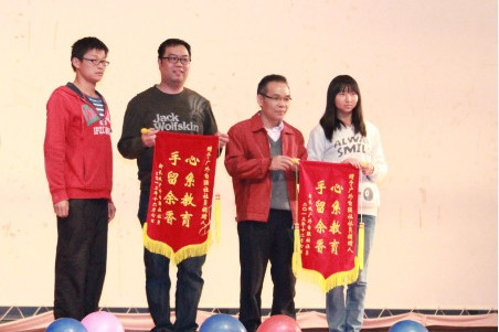 社员代表为捐赠人代表(左二、左三)献锦旗 社员代表为捐赠人代表(左二、左三)献锦旗