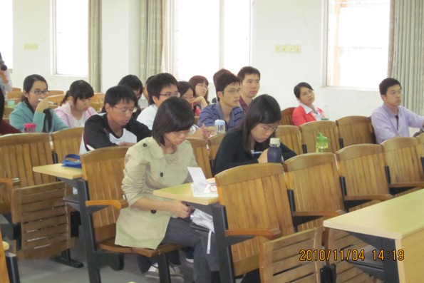 同学们聚精会神听讲