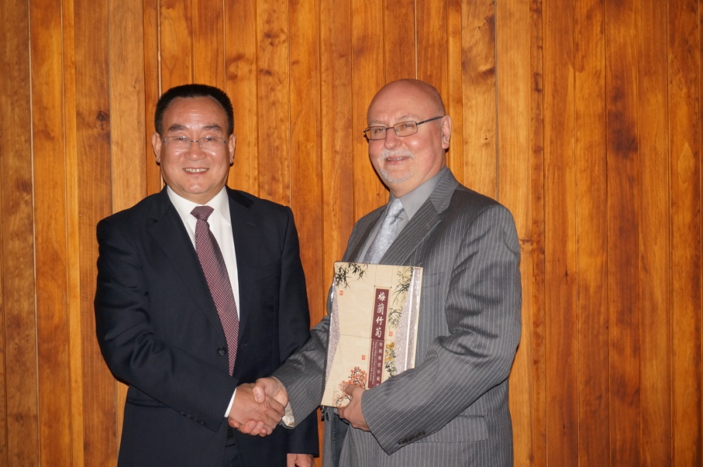 向惠灵顿维多利亚大学副校长赠送纪念品 向惠灵顿维多利亚大学副校长赠送纪念品