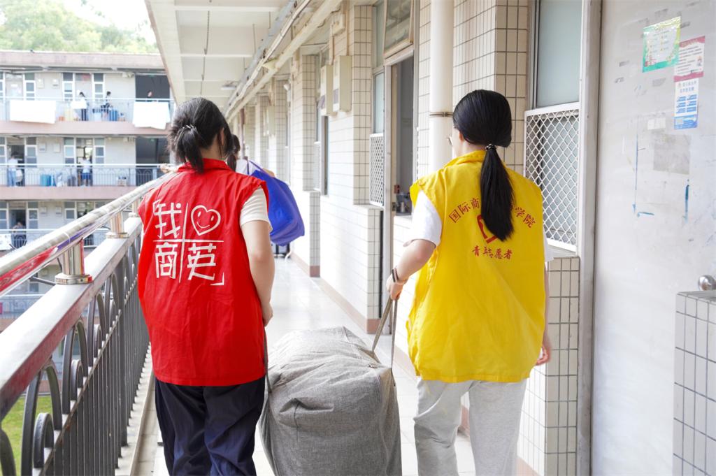 志愿者帮忙 (1).jpg