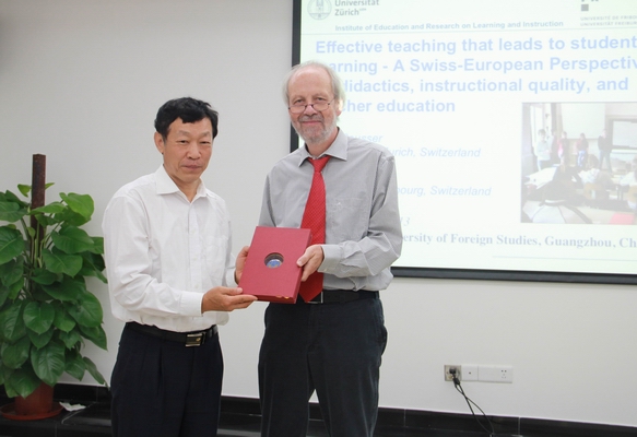 许国彬副校长赠送Kurt Reusser 教授纪念品 许国彬副校长赠送Kurt Reusser 教授纪念品