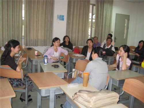 老师们积极参与学术讨论