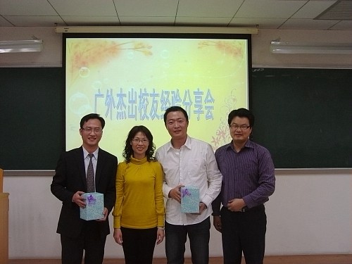 朱珍葶向两位校友赠送纪念品