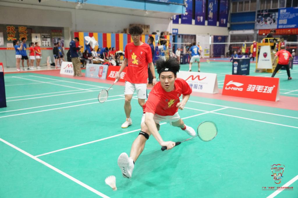 黄乐在羽毛球赛场上.jpg