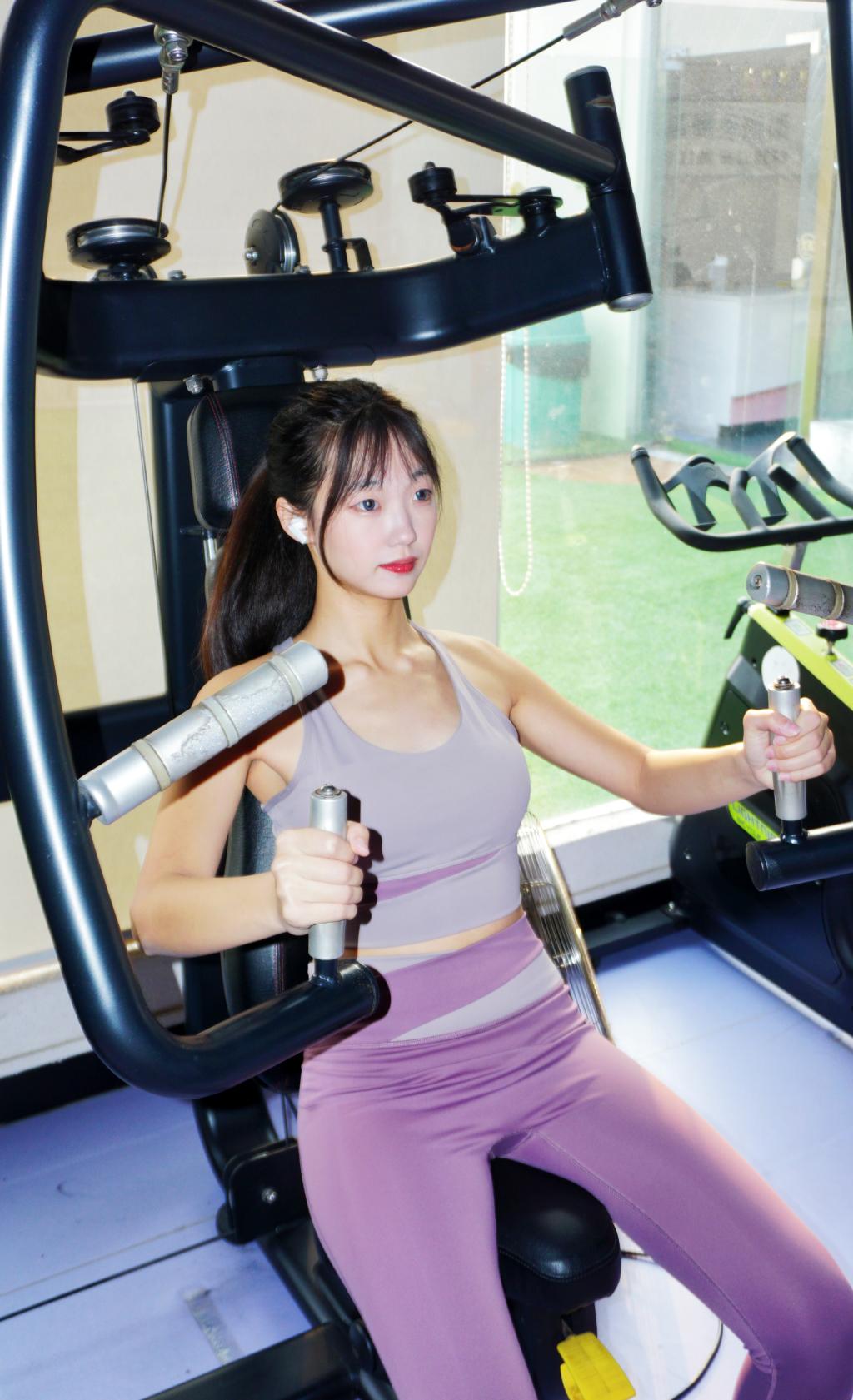 彭子茵在健身房的各种器材上进行锻炼.jpg