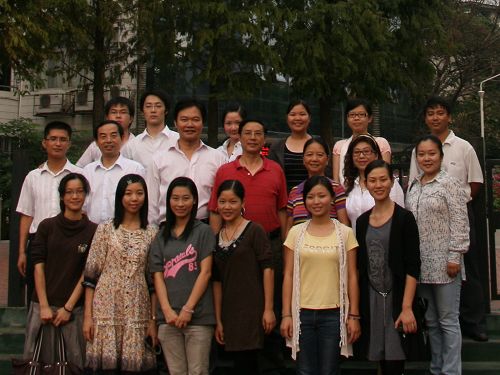 广外附校校长,艺术学院音乐系主任与实习老师们合影留念