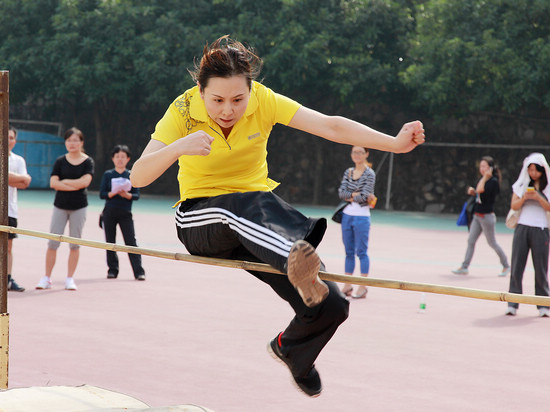 女子教工青年组跳高决赛 女子教工青年组跳高决赛