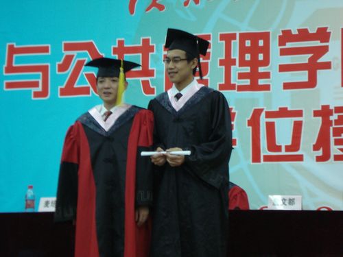 詹文都为毕业生颁发证书后合影