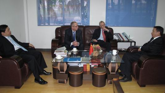 由左至右依次为:我校交流处处长焦方太、兰开斯特大学副校长Steve Bradley、R.D. McKinlay、国际学院院长陈林汉