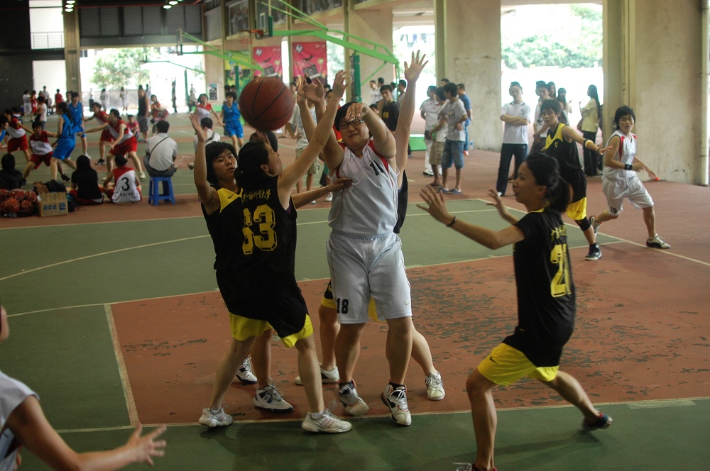 对对方中锋进行夹击