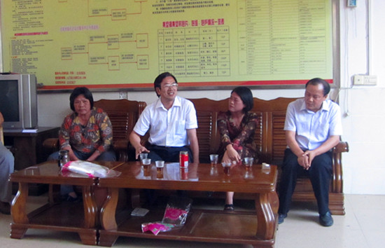 何传添与镇、村干部座谈 何传添与镇、村干部座谈