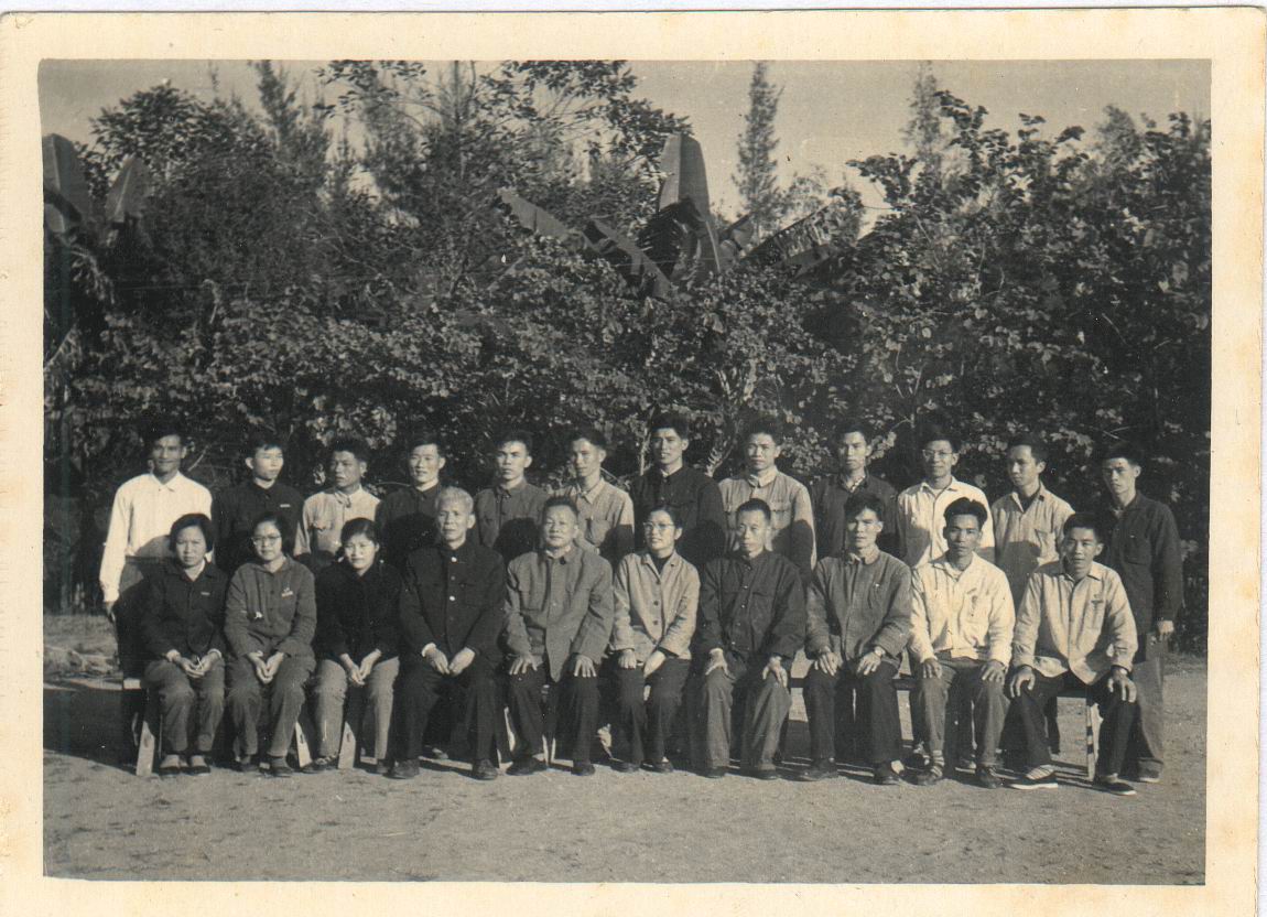 初建时期广外第一届积极分子会议留影,前排左五是党委书记兼院长饶彰风,后排右二是马老师