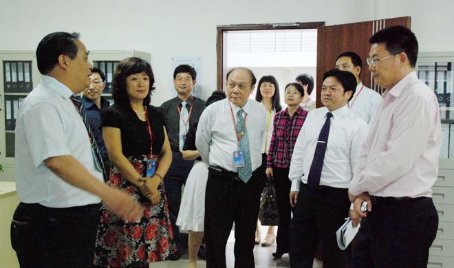 参观南国商学院“6S”管理办公室