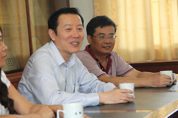 方凡泉与大家深入交流 方凡泉与大家深入交流