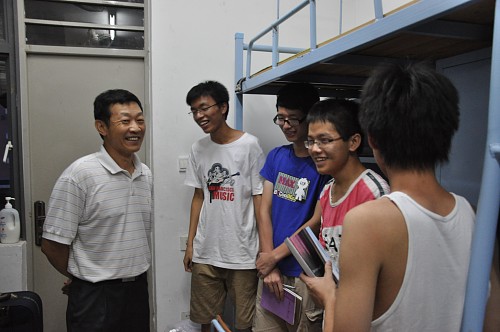 许国彬走访男生宿舍