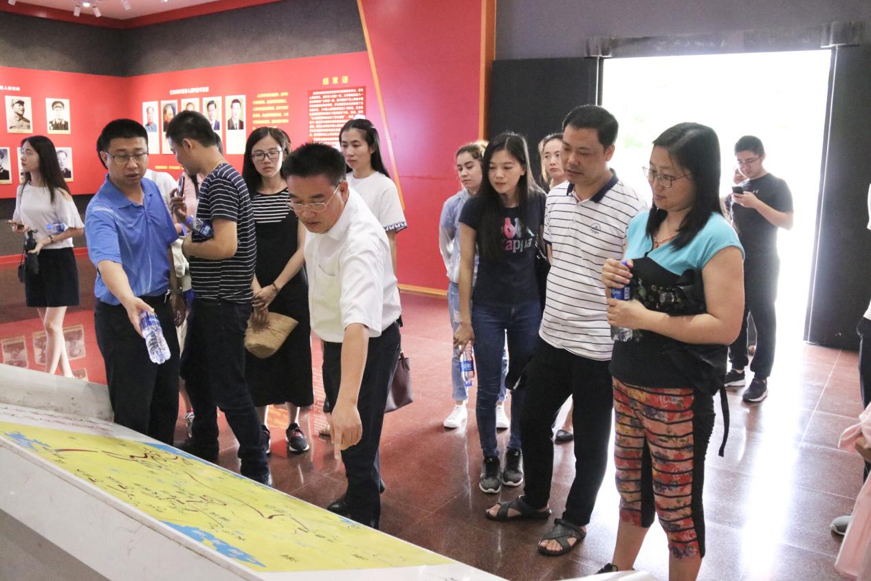 谢应东(中)带领党员干部参观梅州大埔三河坝战役纪念馆