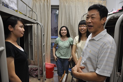 许国彬走访女生宿舍