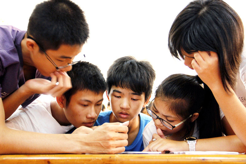 同学们正在进行填字游戏 同学们正在进行填字游戏