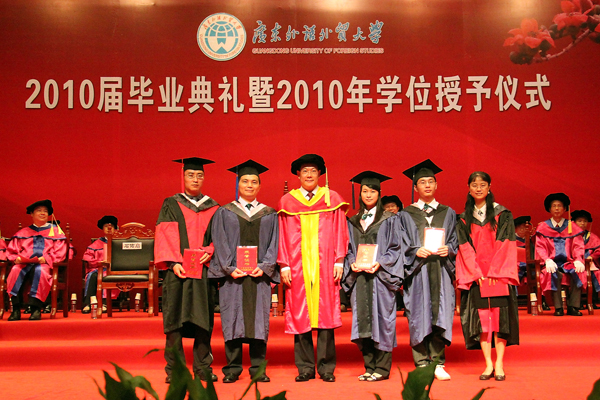 仲伟合为“2009年广东省南粤优秀研究生”颁奖