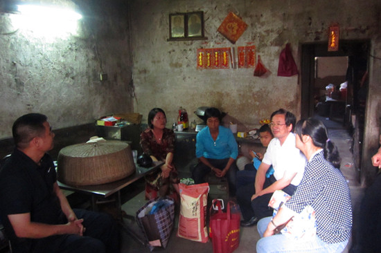 何传添入户慰问 何传添入户慰问