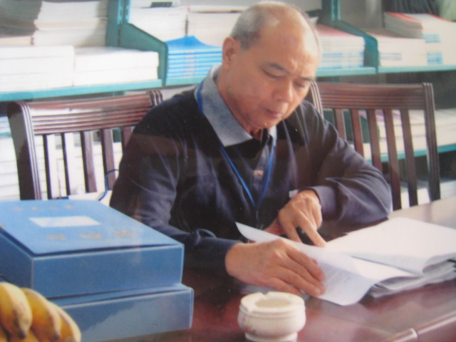 冯益谦在工作中(翻拍)