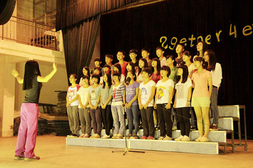 西江中学的孩子们在激昂澎湃地合唱歌曲《红日》 西江中学的孩子们在激昂澎湃地合唱歌曲《红日》