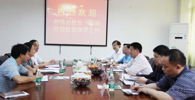 在附属中小学调研