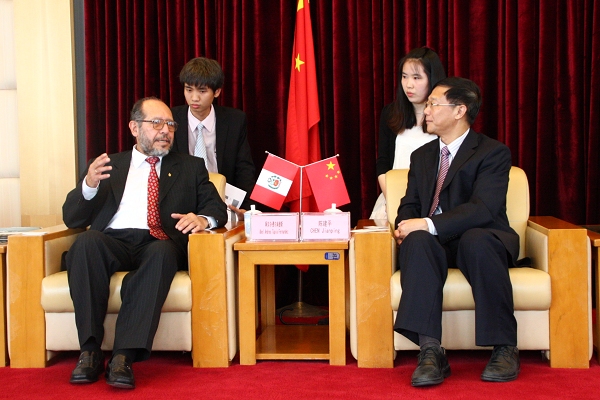 陈建平与秘鲁圣玛利亚天主教大学校长会谈
