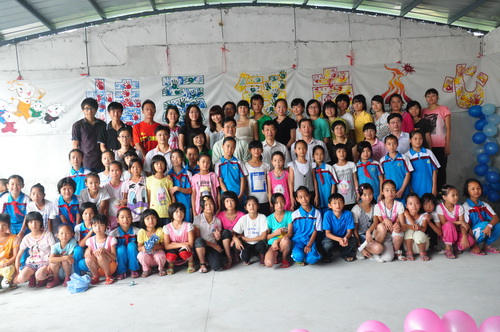 校领导一行与钱岗八一小学队员合影