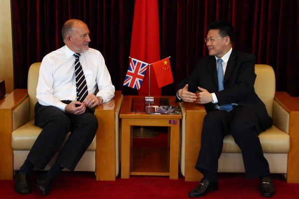 仲伟合校长与兰开夏大学校长亲切交谈