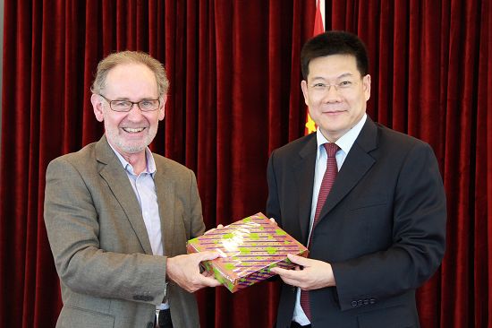 双方互赠纪念品 双方互赠纪念品