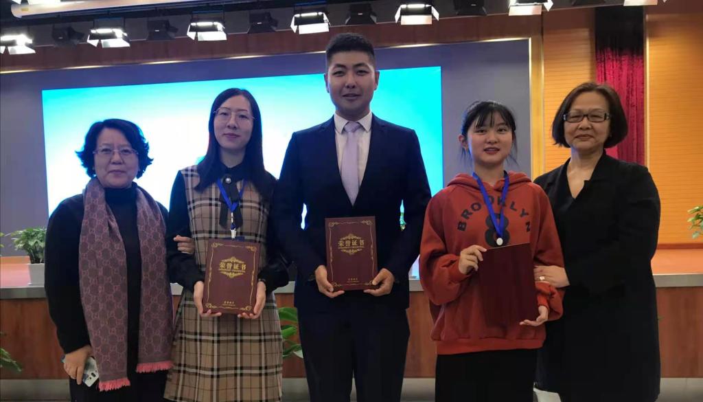 2020年与第十三届全国高校俄语大赛我校获奖选手和指导教师合影 图中获奖选手为杨可老师的博士生.jpg