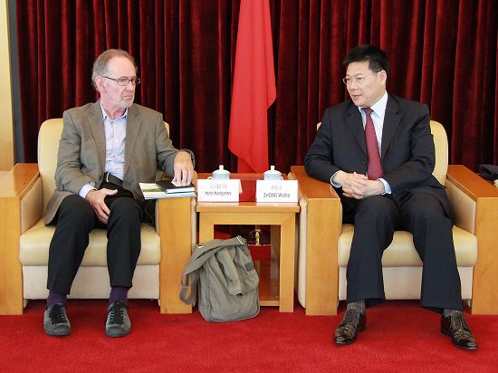 仲伟合校长与澳门大学代表Martin Montgomery交谈 仲伟合校长与澳门大学代表Martin Montgomery交谈