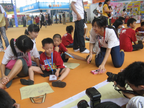 小朋友急不可耐就要动笔作画