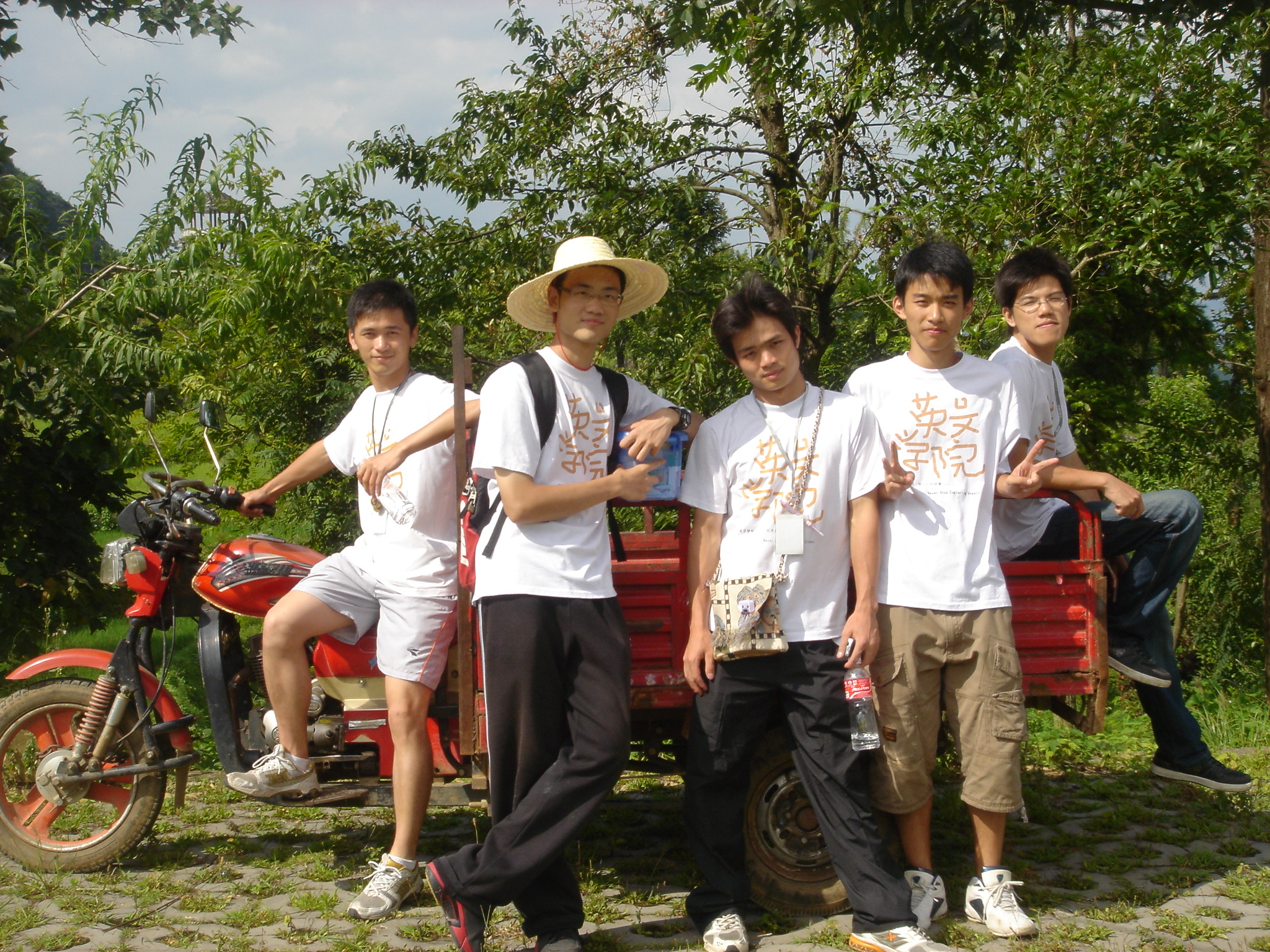 大家好,我们是五月草组合