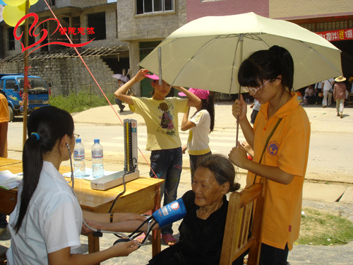 婆婆,我给你撑伞