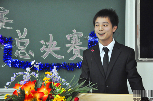 选手在现场进行个人展示 选手在现场进行个人展示