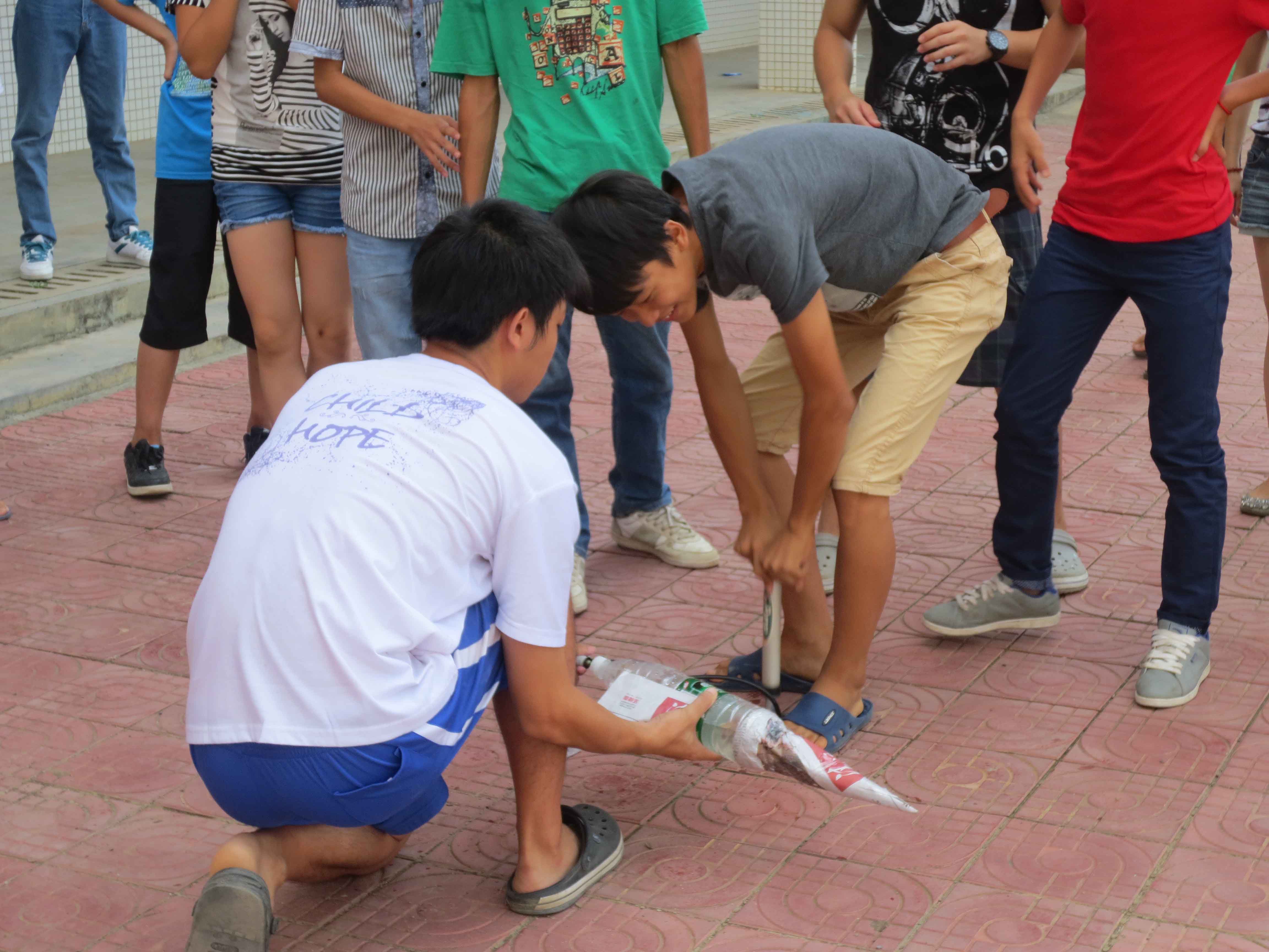 实验物理课上的“水火箭”实验 实验物理课上的“水火箭”实验
