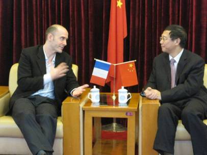 陈建平与子白天亲切交谈