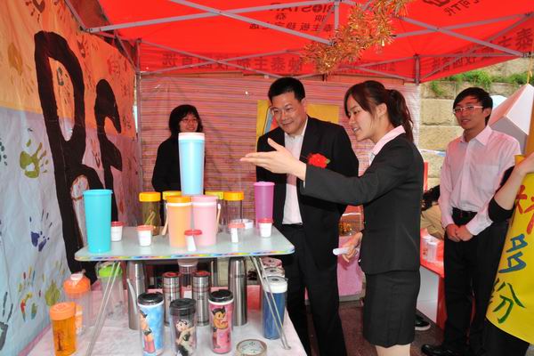 参赛队伍热情介绍产品