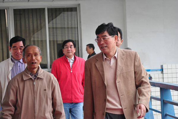 徐真华与老同志一起参观电视演播厅及播主实验室