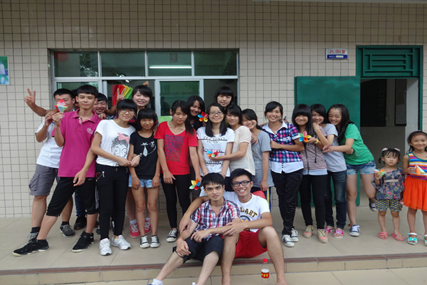 师生心灵手巧课成果合影 师生心灵手巧课成果合影