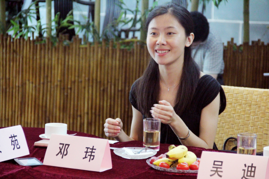 青年教师代表邓玮发言 青年教师代表邓玮发言