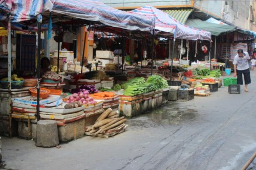 清晨的菜市场,蔬菜鲜果都是鲜嫩鲜嫩的。 清晨的菜市场,蔬菜鲜果都是鲜嫩鲜嫩的。