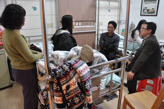 许志超副书记、欧少彬老师亲切询问喻钰芝同学 许志超副书记、欧少彬老师亲切询问喻钰芝同学