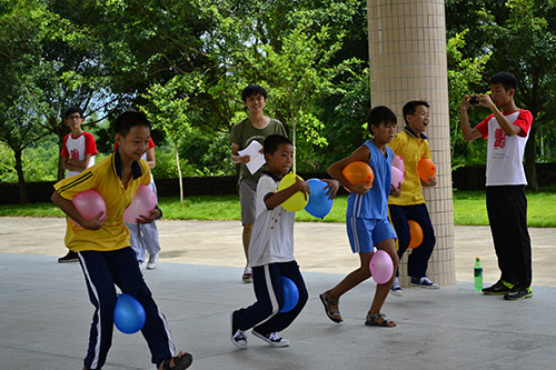 学生正在进行企鹅漫步比赛 学生正在进行企鹅漫步比赛